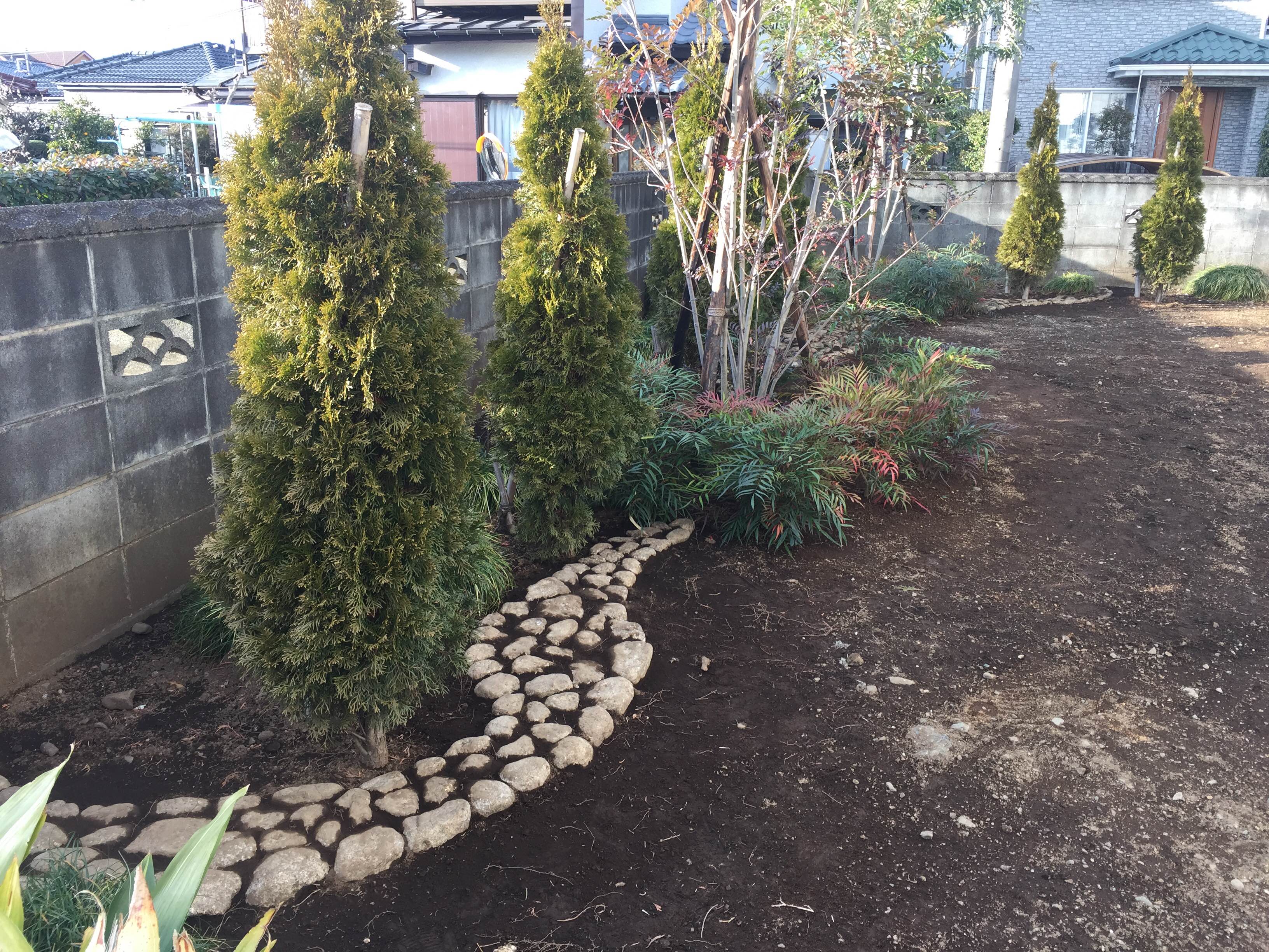 コニファー植栽 ゴロタ石敷き詰め作業 たかはし庭園 川崎市多摩区の造園専門店